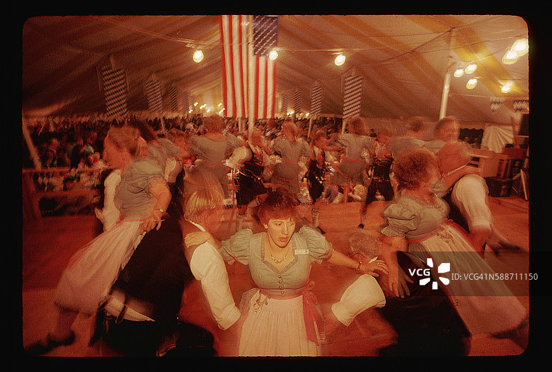 在慕尼黑啤酒节上跳舞图片素材