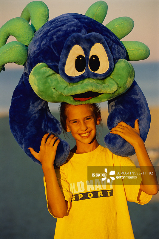 抱着大毛绒玩具的女人图片素材