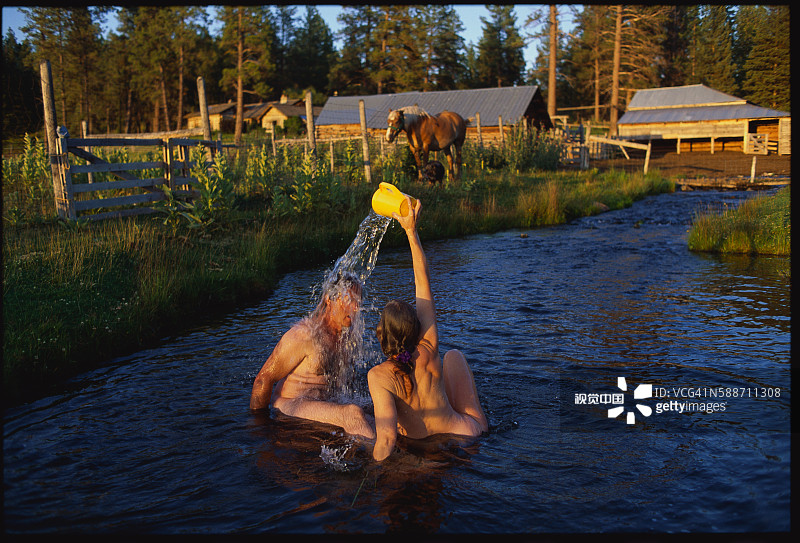 情侣在溪流中沐浴图片素材