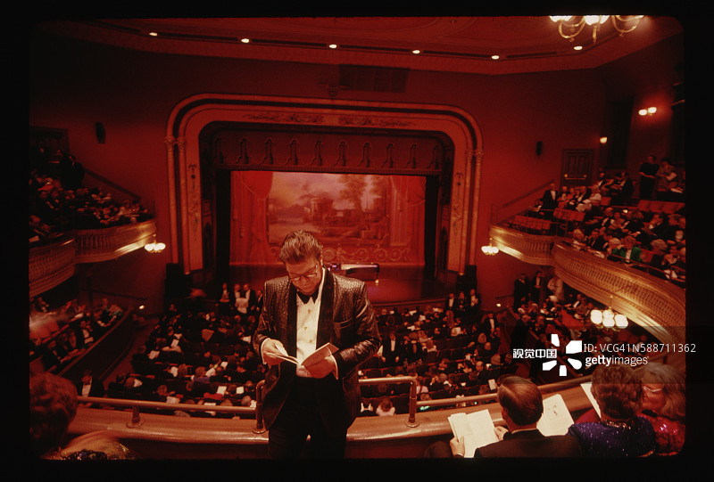 男人阅读剧院节目单图片素材