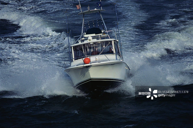 驶向大海的运动型渔船图片素材