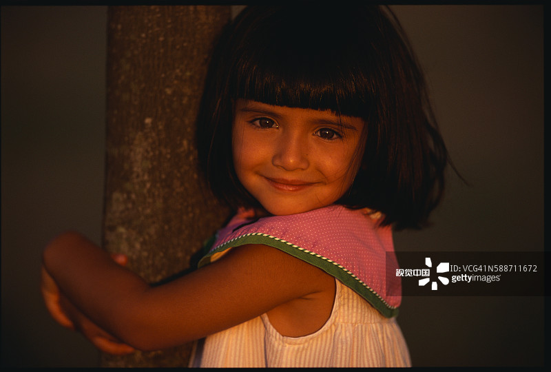 女孩拥抱树木图片素材