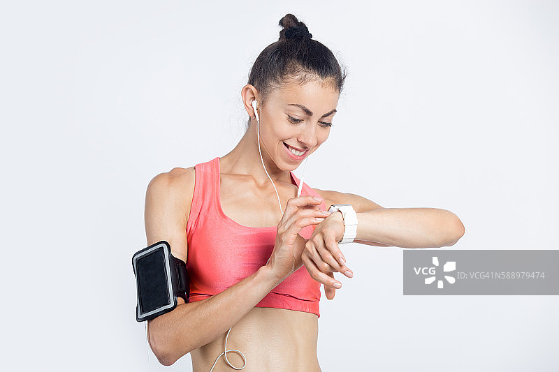 健身女孩查看智能手表上的锻炼进度图片素材