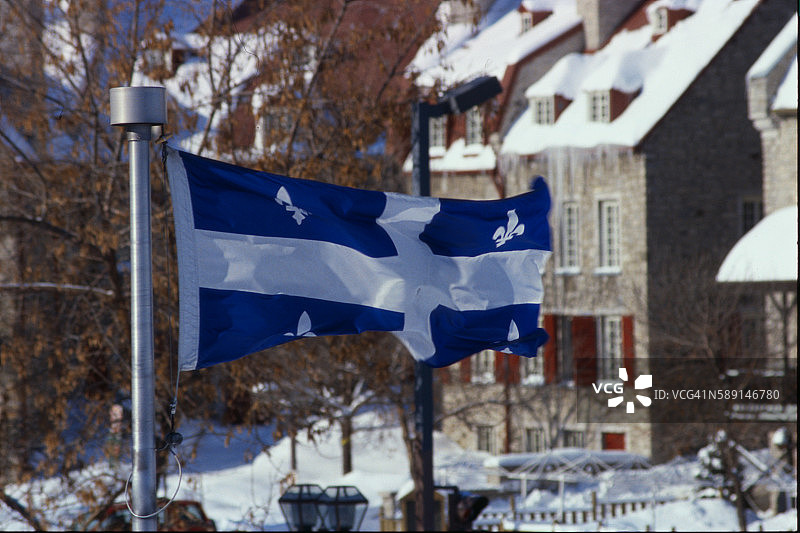 冬季小尚普兰街飘扬的魁北克旗帜图片素材
