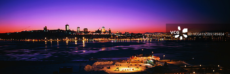 魁北克市夜间天际线图片素材
