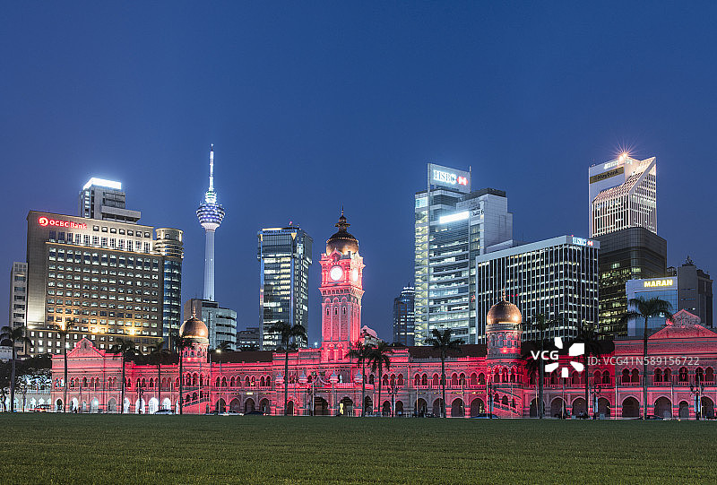 黄昏时的独立广场和钟楼图片素材