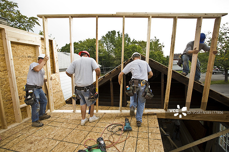 建筑工人将旧房改造为节能住房图片素材