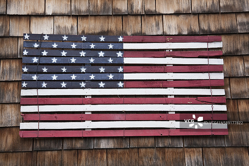 建筑物侧面用木头制成的美国国旗图片素材