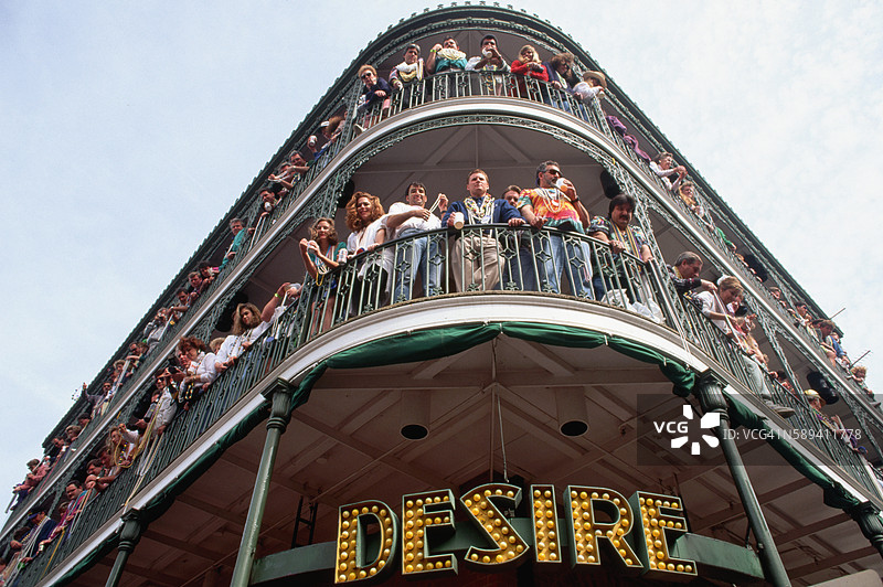 狂欢节期间拥挤的阳台图片素材