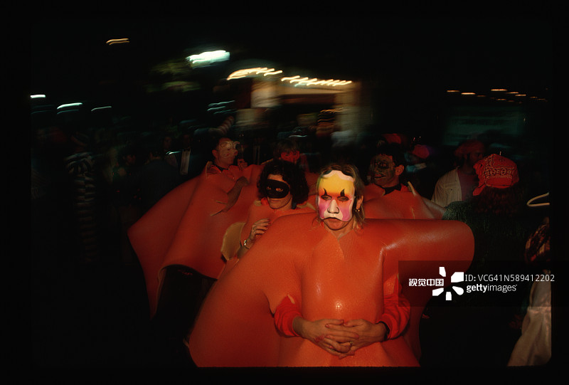 市场上穿着服装的万圣节狂欢者图片素材