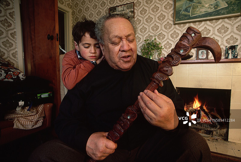 怀胡阿塔手持毛利雕刻手杖图片素材