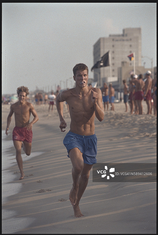 救生员在比赛中奔跑竞赛图片素材