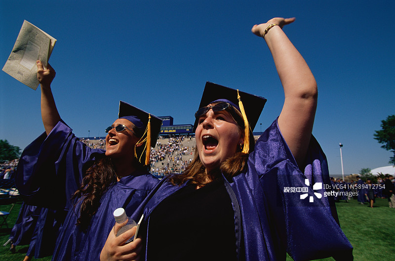 毕业典礼上的喜悦毕业生图片素材