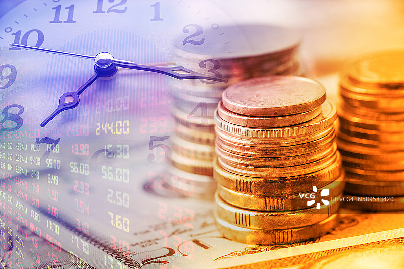 硬币堆叠和时钟指针图片素材