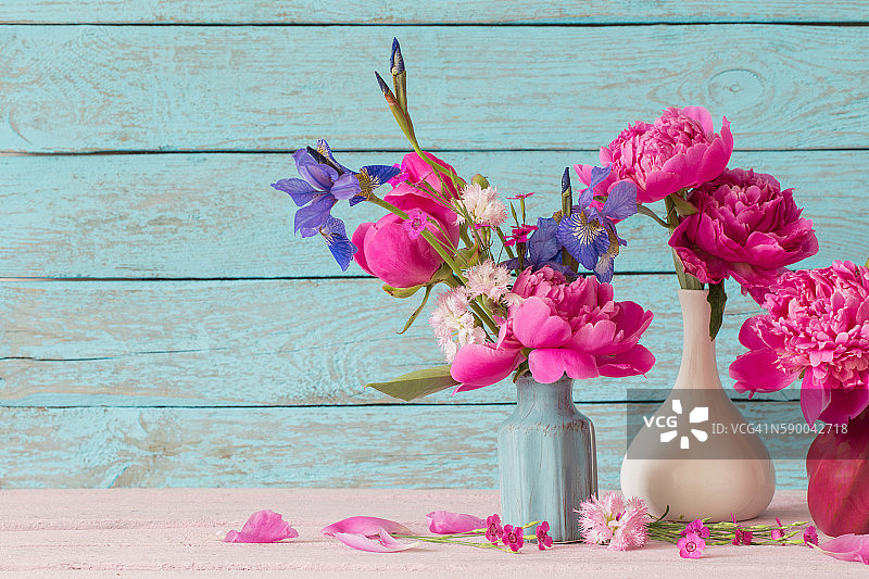 木质背景上的花瓶花卉图片素材