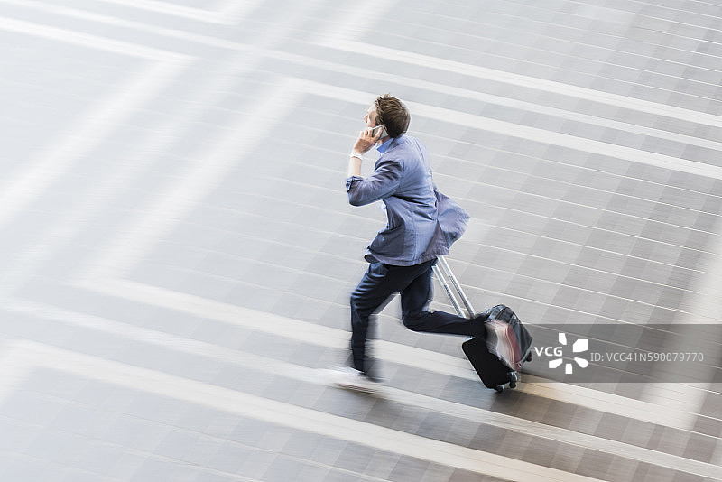 电话里的匆忙男子图片素材