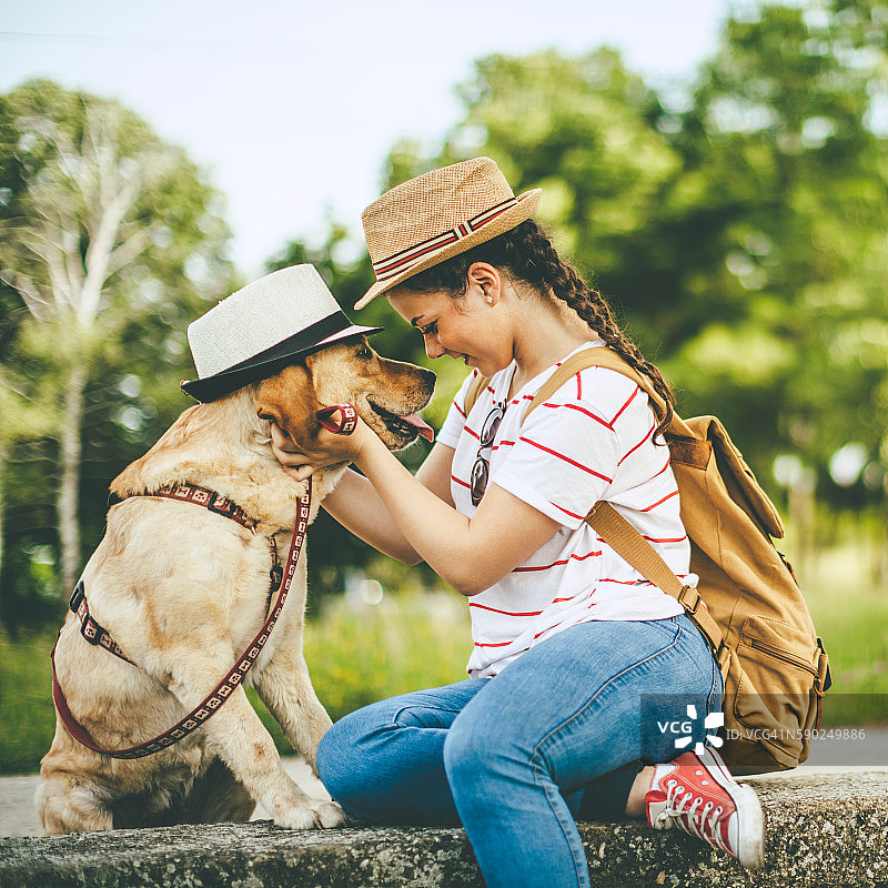 和她的狗玩耍图片素材