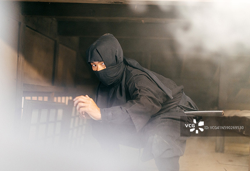 躲在烟雾后的忍者图片素材