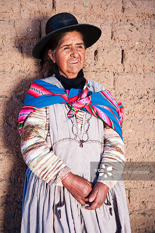 穿着民族服装的玻利维亚妇女，奥鲁罗附近，玻利维亚图片素材