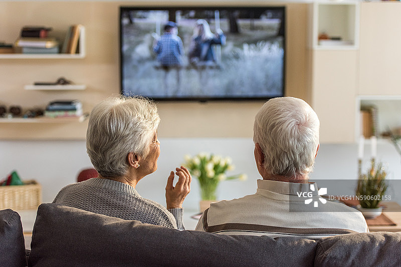 老年夫妇观看电视节目图片素材
