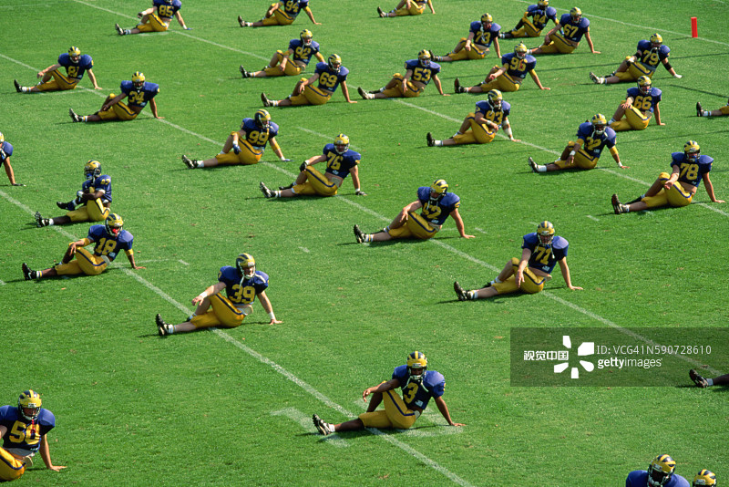 比赛前伸展身体的足球运动员图片素材