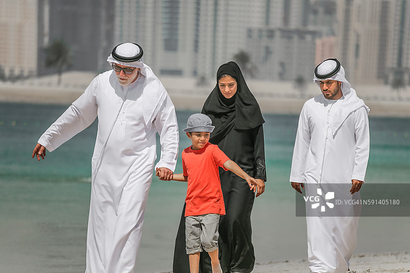 阿拉伯家庭在海滩上享受休闲时光图片素材