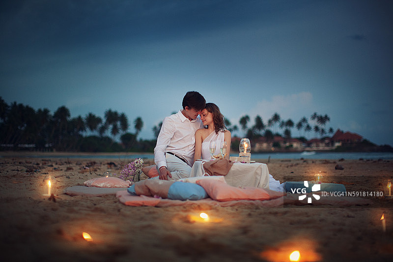 年轻夫妇婚礼图片素材