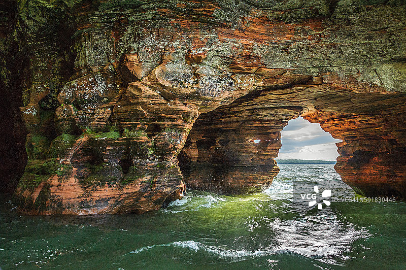 苏必利尔湖海蚀洞穴（黑暗）图片素材