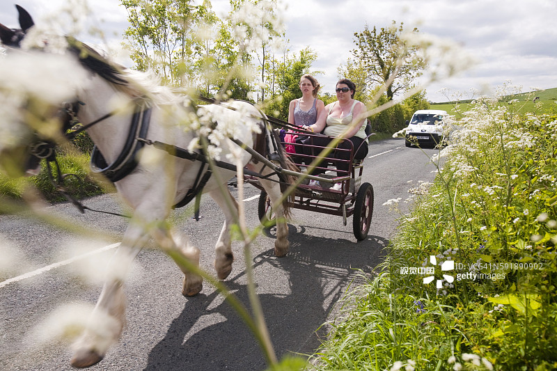 茨冈人前往英国坎布里亚柯克比隆斯代尔附近的阿普尔比马市集图片素材