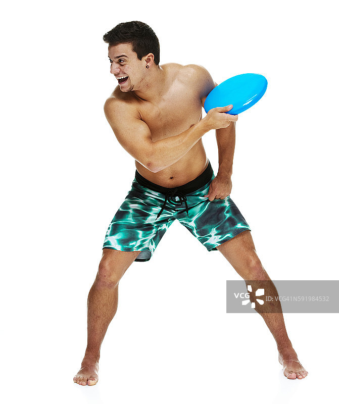 没穿上衣的健壮男人扔飞盘图片素材