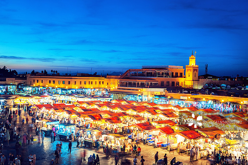 马拉喀什德吉玛广场与库图比亚清真寺的傍晚图片素材