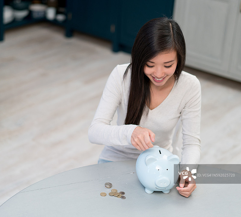 亚洲女性存钱图片素材