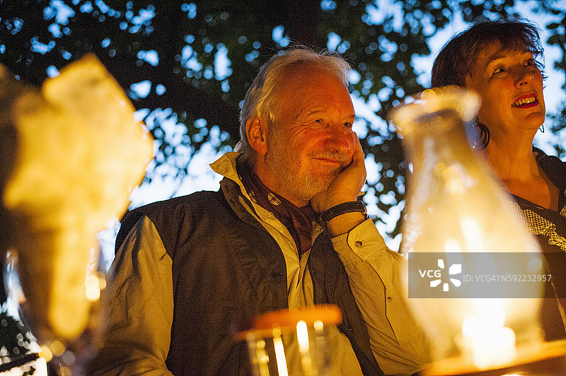 情侣在赞比亚卡富埃国家公园的Safari Lodge酒店的餐桌旁放松图片素材