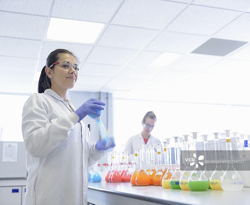 科学家在实验室混合食用色素图片素材