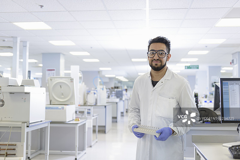 在测试实验室中进行分析样本的科学家肖像图片素材