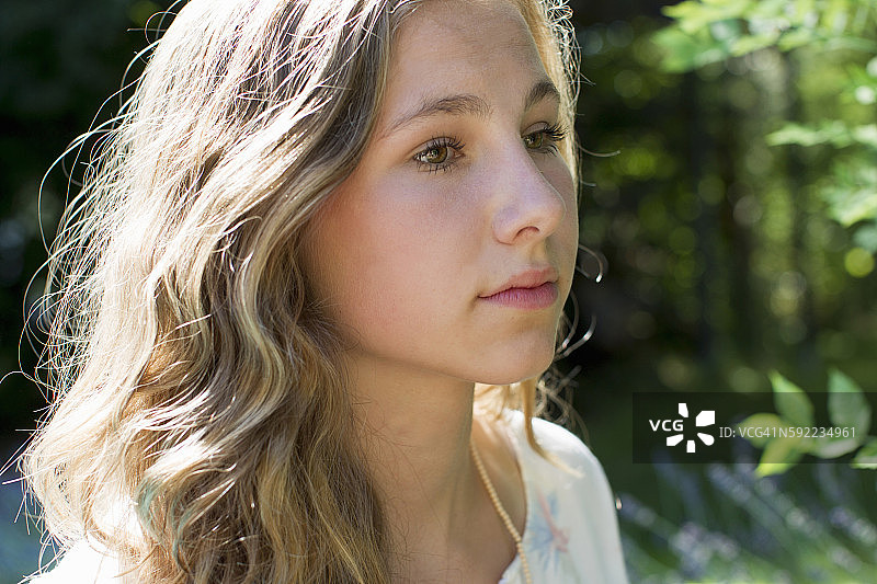 在花园里宁静的少女肖像图片素材