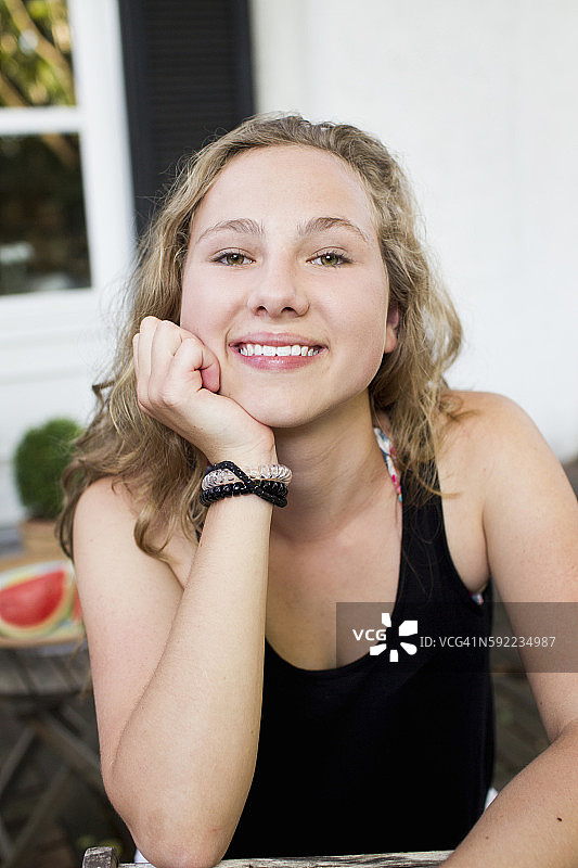 庭院里快乐青少年女孩肖像图片素材