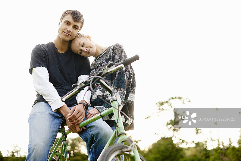 骑自行车的浪漫年轻情侣肖像图片素材