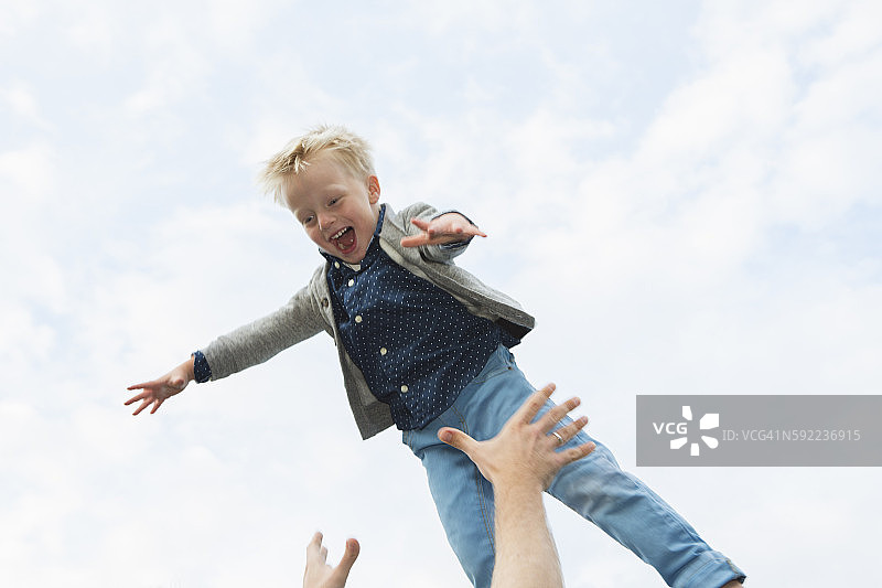 父亲将儿子抛向空中图片素材