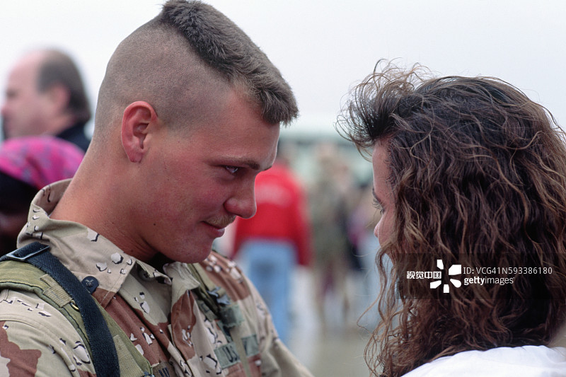 海湾战争士兵和妻子图片素材