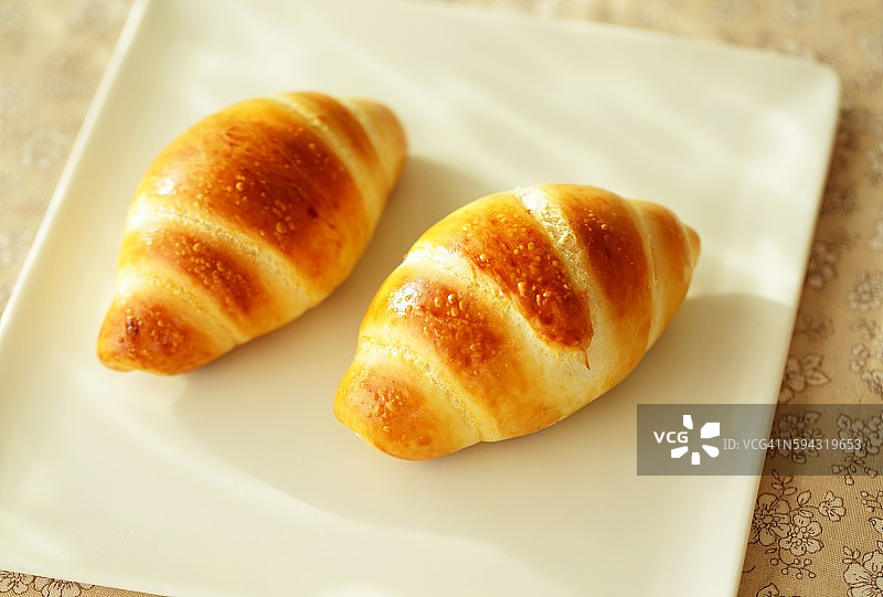 盘子里的两个面包卷图片素材
