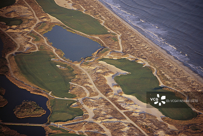 海滩附近的高尔夫球场球道图片素材