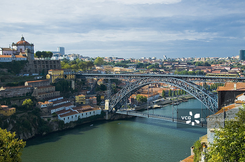 Douro河上的路易斯一世大桥图片素材