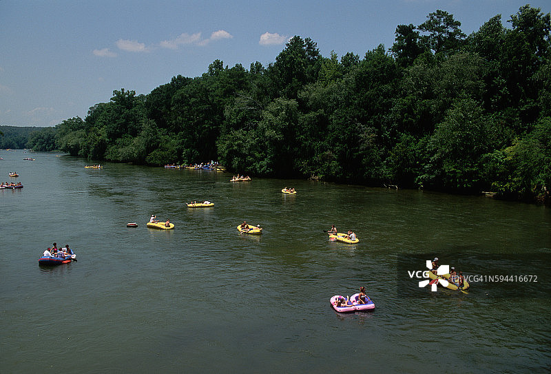 在查塔胡奇河上漂流的皮筏图片素材