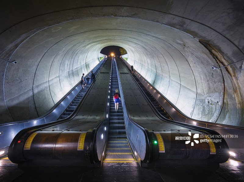华盛顿特区杜邦环岛地铁站入口处的自动扶梯图片素材