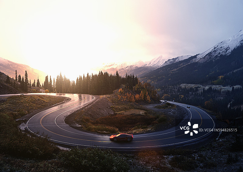 跑车在蜿蜒的道路上行驶图片素材