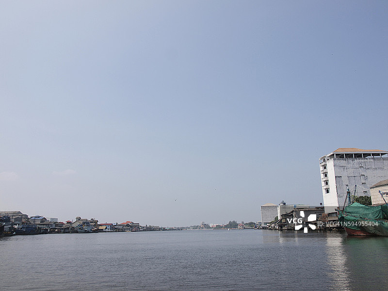 停靠在渔港的渔船图片素材