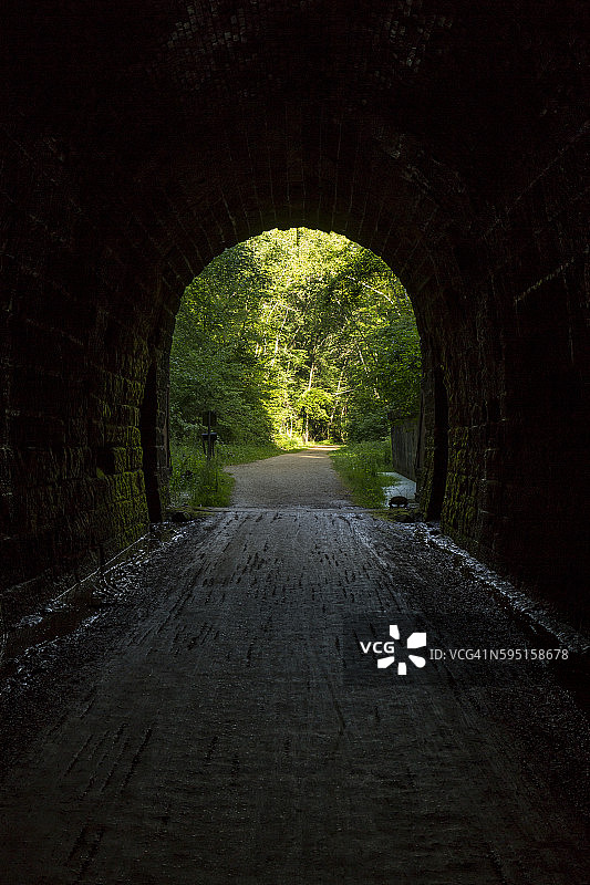 自行车道隧道内部图片素材