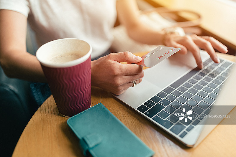 用信用卡购物图片素材