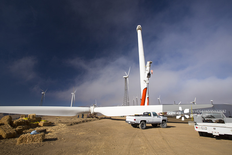 地面上的建筑设备和风力涡轮机叶片图片素材